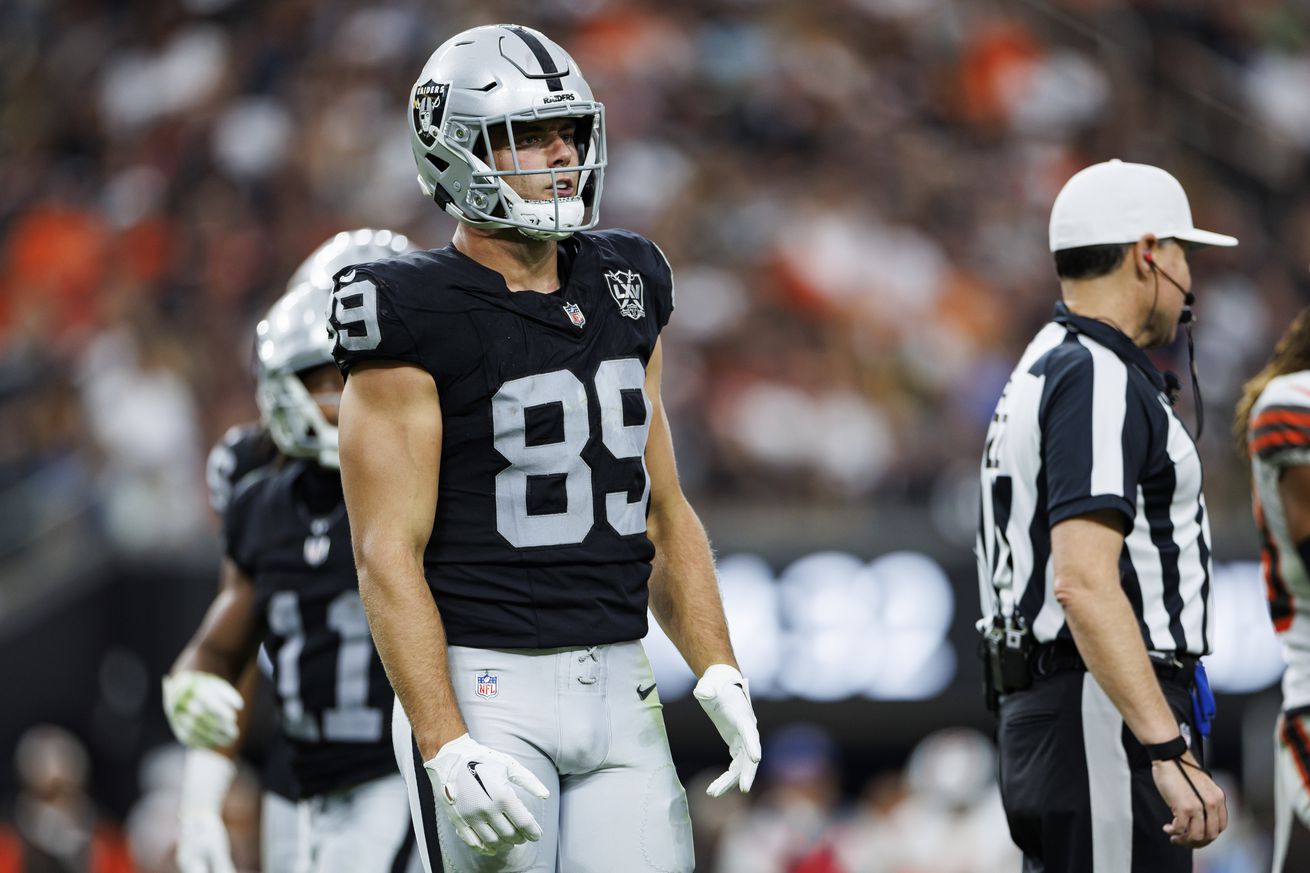 Cleveland Browns v Las Vegas Raiders